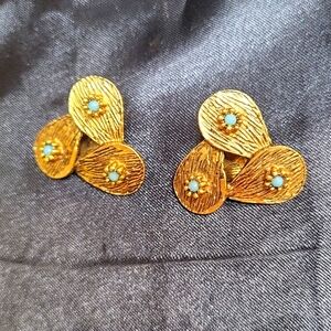 V56. Vintage Goldtone 3Leaf Clip On Earrings